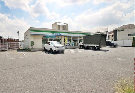 周辺環境 ファミリーマート西東京谷戸町店 徒歩8分。24時間営業なので急なお買い物にも便利です。お弁当やホットスナック、カフェなどドリンクも販売しています。駐車場：あり 640m