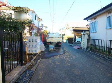 現地外観写真 車通りの少ない前面道路