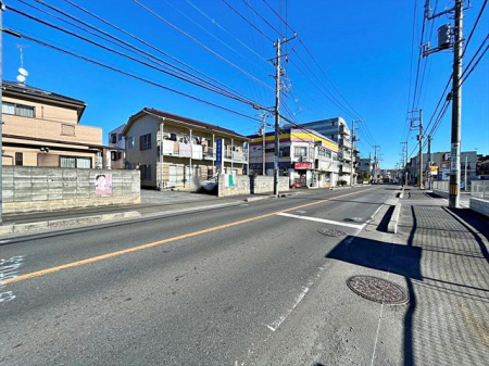 現地土地写真 北側12.4ｍ公道の様子です。徒歩10分圏内にスーパー、コンビニ、病院、公園等揃い生活環境良好な立地です。