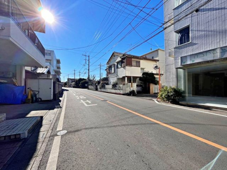 現地土地写真 西側8ｍ公道の様子です。通りには病院、公園があり徒歩1分の近さです。子育て世帯やゆったりと暮らしたい方にお勧めの住環境です。