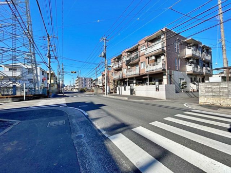 現地土地写真 子育てファミリーはもちろん、ゆったりと暮らしたい方にもおすすめしたい、落ち着いた住環境になっております。