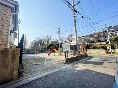 周辺環境 久米川町五丁目第1仲よし広場 徒歩1分。ベンチ・遊具（すべり台・スプリング遊具）・防火貯水槽 40m