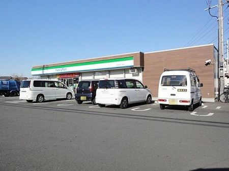 周辺環境 ファミリーマート西大泉四丁目店 徒歩13分。24時間営業なので急なお買い物にも便利です。公共料金の支払いや宅配便の荷受け、荷物の受け取りにも利用できます。 1010m