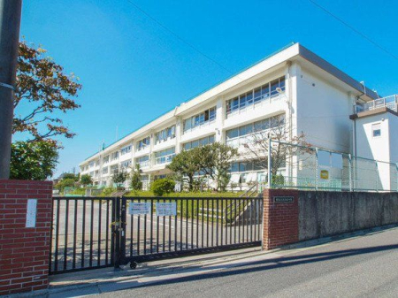周辺環境 練馬区立大泉西小学校 徒歩9分。大泉西小学校は「子供一人一人の夢を尊重し、その実現の後押しをする」ということを何より大切にしています。 720m