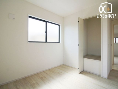 寝室 寝室におすすめな8.5帖＋5.7帖洋室！バルコニーに面した明るいお部屋で開放感もあります。