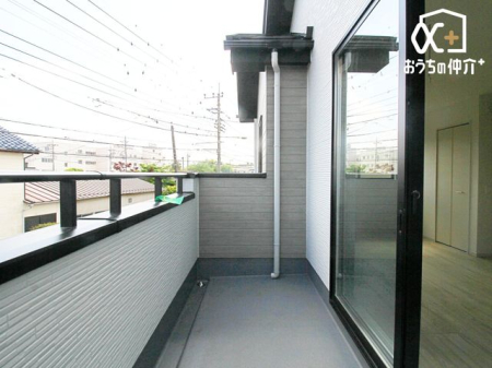 バルコニー 陽当たりの良いバルコニーです。2部屋から出入りできます。