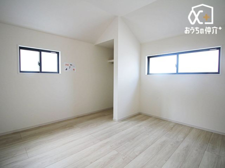 子供部屋 子供部屋にオススメな７帖洋室の様子。大容量のクローゼットが付いているため、お子様の勉強道具・衣類・寝具等も便利に収納可能です。