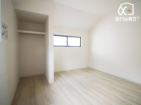 子供部屋 子供部屋にオススメな洋室の様子です。大きめのクローゼットが付いているため、お子様の勉強道具・衣類等も便利に収納可能です。