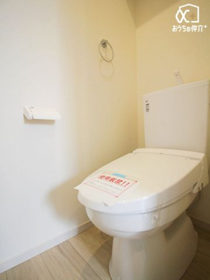トイレ シンプルな内装のスッキリとした２階トイレです。