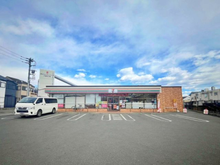 周辺環境 セブンイレブン　東久留米下里５丁目南店 徒歩4分。近くにあったら、とってもうれしい《セブンイレブン》、お弁当や、おかずも美味しい。ATMの設置があり、とっても便利に使えます。 260m