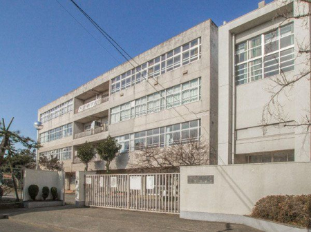 周辺環境 東久留米市立下里中学校 徒歩2分。児童生徒数：325名（2022年度）、敷地内に新山（しんやま）遺跡が保存されています。 120m