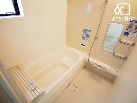 浴室 バスルームでリラックスバスタイム。バスタブにつかって寛ぎながら心と体をリフレッシュ。１日の疲れを癒してくれる清潔感のあるバスルーム。