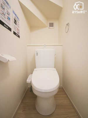 トイレ シンプルな内装のスッキリとした1階トイレです。毎日使う場所だからこそ、お手入れやお掃除が簡単なシンプルなデザインを採用しました。