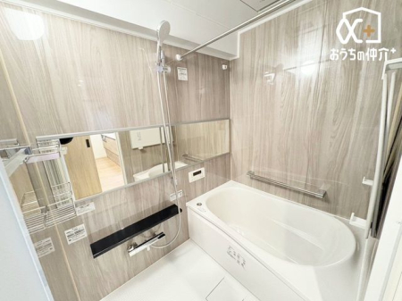 浴室 落ち着きのある空間でリラックスバスタイム。バスタブにつかって寛ぎながら心と体をリフレッシュ。一日の疲れを癒してくれる清潔感のあるバスルーム。