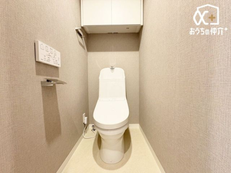 トイレ シンプルな内装のスッキリとしたトイレです。お手入れやお掃除が、簡単にできるシンプルなデザインのトイレです。