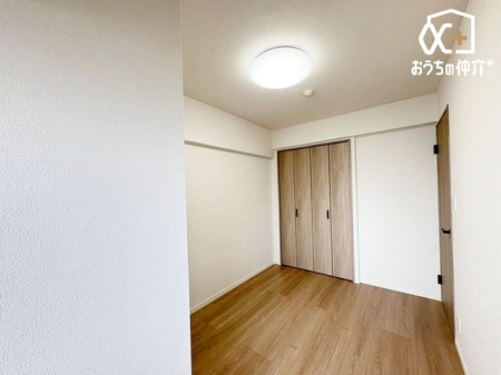 寝室 ～Room～洋室はナチュラルなフローリングと落ち着いた色の壁だから、インテリアを考えるのがとても楽しいですね！