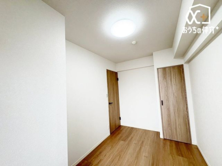 寝室 ～Room～洋室はナチュラルなフローリングと落ち着いた色の壁だから、インテリアを考えるのがとても楽しいですね！
