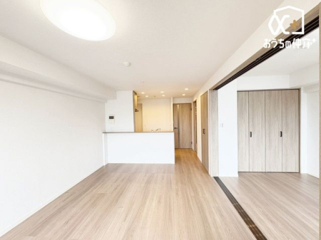 リビング ～Living～温かみのあるナチュラルテイストのLDK。のんびりくつろぐソファや、お食事を楽しむダイニングセットを置いても圧迫感はありません。