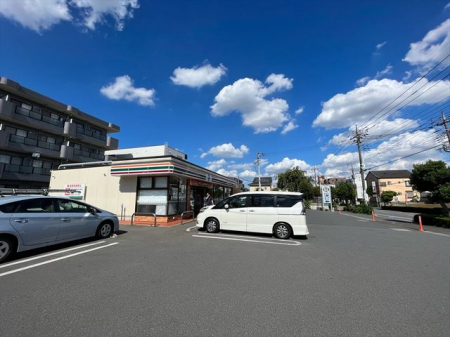 周辺環境 セブンイレブン　東所沢3丁目店 徒歩9分。24時間営業なので、急なお買い物にも便利です。飲食物や軽い日用品を販売しております。駐車場；有 650m