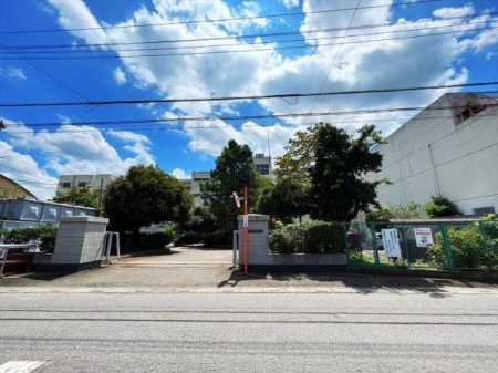 周辺環境 所沢市立柳瀬小学校 徒歩9分。近隣の方からの評判が良い小学校でございます。 670m