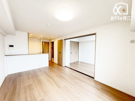 リビング ～・～Living～・～南向きの大きな窓からたっぷり陽光が差し込む明るい約12.1帖リビング。家族団らんやリラックスタイムに最適な開放感あふれる空間です。