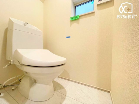 トイレ 清潔感のあるトイレです。もちろんウォシュレット機能付き