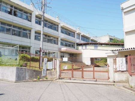 周辺環境 徒歩9分。【狭山市立柏原小学校】「狭山市」駅より西武柏原ニュータウン行きバス「中央公園前」下車徒歩2分 660m