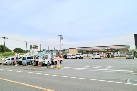 周辺環境 徒歩9分。【セブンイレブン狭山柏原店】営業時間24時間営業、車椅子対応の駐車場、クレジット カード可。 650m