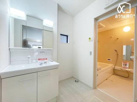 洗面台・洗面所 ～Wash room～大きな洗面　家族みんなが毎日使う洗面室。忙しい朝には使いやすい洗面で、ステキな一日のスタートをきりましょう。