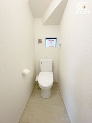 トイレ シンプルな内装のスッキリとしたトイレです。お手入れやお掃除が、簡単にできるシンプルなデザインのトイレです。
