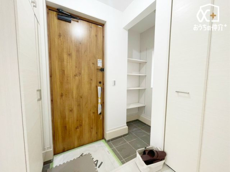 玄関 ～・～Entrance～・～気品あるデザイン性を持つ玄関は、住む方の満足感を満たすクオリティ。帰宅するご家族や、訪れる方を気持ちよく迎える・安らぎに満ちた生活空間を予感させてくれます。