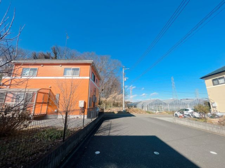現地外観写真 車通りの少ない前面道路