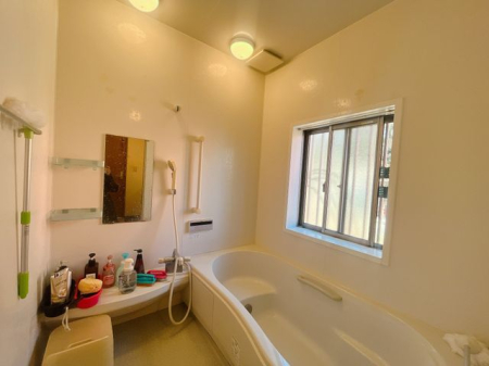浴室 ～Bath～1日の疲れをリセットさせる場所は快適さにこだわりたいものです。足を伸ばしてゆったりくつろげる浴槽はお子様との入浴も充分な広さがございます。