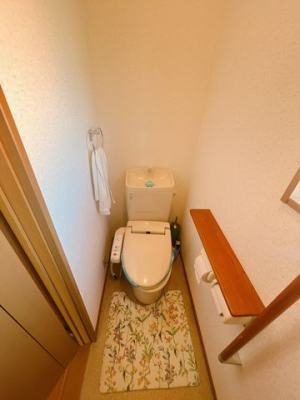 トイレ シンプルな内装のスッキリとしたトイレです。