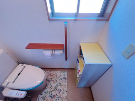 トイレ シンプルな内装のスッキリとしたトイレです。