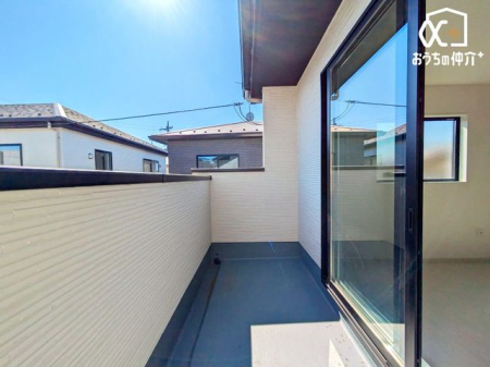 バルコニー ～Balcony～やわらかな陽射しが舞い降りるバルコニー。青空を背景に心地よい風が吹き抜けていきます。一歩外へ出て開放感を味わえる空間です。