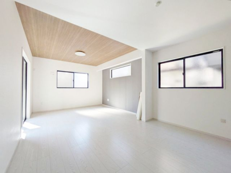 リビング ～Living～温かみのあるナチュラルテイストのLDK。のんびりくつろぐソファや、お食事を楽しむダイニングセットを置いても圧迫感はありません。