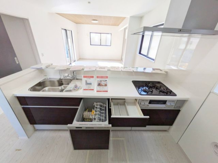 キッチン ～Kitchen～食器洗浄乾燥機完備のシステムキッチン採用！実は節水にも繋がる優れものです。高温で洗浄するので汚れもしっかり落とせます