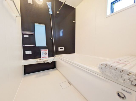 浴室 ～Bath～いつでも暖かいお風呂に入れるのが嬉しい追焚き機能付き。お仕事でご帰宅の遅くなったお父さんも暖かい湯船に入浴できます。もちろん広さも1坪タイプあるのでお子様ともゆったりと入れます。