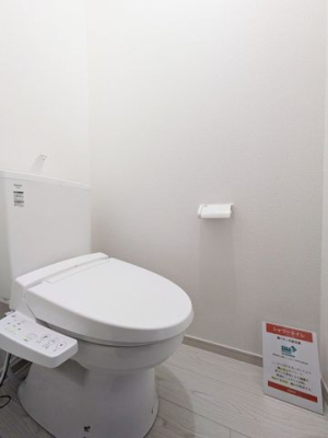 トイレ シンプルな内装のスッキリとしたトイレです。お手入れやお掃除が、簡単にできるシンプルなデザインのトイレです。