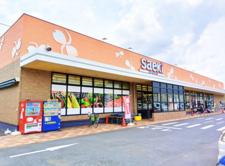 周辺環境 徒歩3分。【さえき小谷田食品館】営業時間9時00分～21時00分。車椅子対応の駐車場。車椅子対応の入り口。 200m
