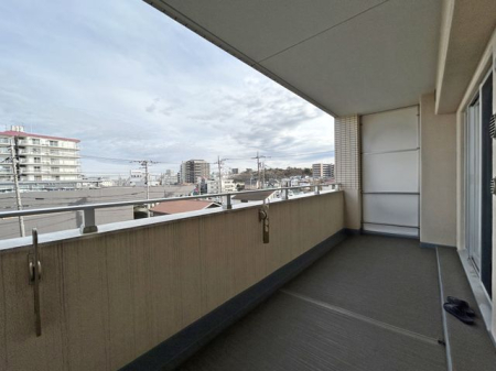 バルコニー 2部屋から出入り可能な広々としたバルコニ