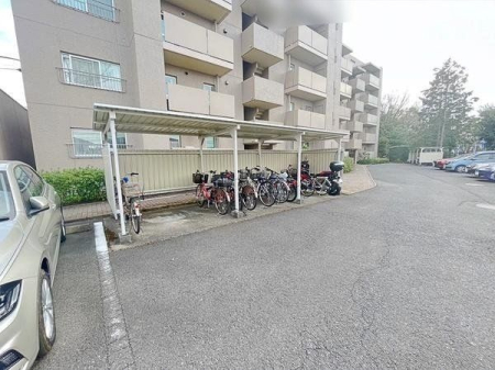 その他 駐輪場は屋根付きで雨の日でも濡れることなく安心です。また、夏は暑い陽射しからも劣化を守ってくれます。