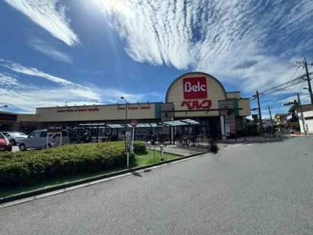 周辺環境 ベルク山口店 徒歩12分。品揃え豊富なスーパーマーケットでございます。近隣の方々でいつも賑わっております。駐車場も広いです。 890m