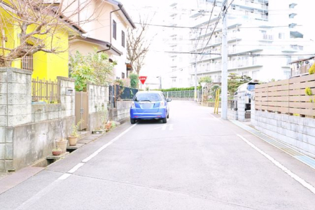 現地外観写真 ●車通りの少ない落ち着いた環境