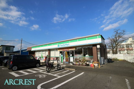 周辺環境 徒歩7分。【ファミリーマート狭山富士見通り店】営業時間24時間営業、車椅子対応の駐車場、クレジット カード可。 560m