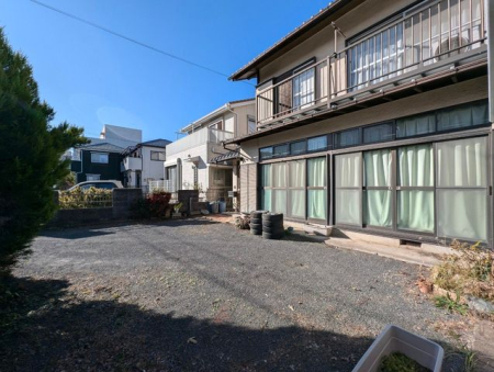 現地土地写真 建築条件なしにつきお好きなハウスメーカーで建築可能！夢のマイホームを実現！整形地は形が整っているため、建物の配置やデザインが自由に行えます。建物の角度や間取りの制限が少なく、土地を有効に活用できます！