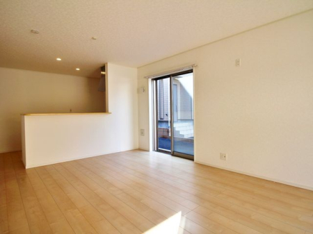 リビング ～Living～温かみのあるナチュラルテイストのLDK。のんびりくつろぐソファや、お食事を楽しむダイニングセットを置いても圧迫感はありません。