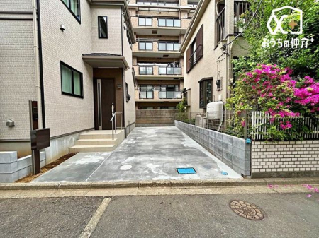 駐車場の様子。お車の出し入れも落ち着いてできる、ゆったりとした環境です。現地にて是非環境をお確かめください。
