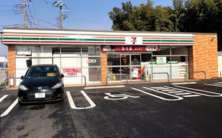 周辺環境 セブンイレブン新座道場1丁目店 徒歩6分。みんな大好きセブンイレブン。ホットスナックが美味しい。有名店とのコラボや定期的なフェアも開催しているので飽きないですね 450m